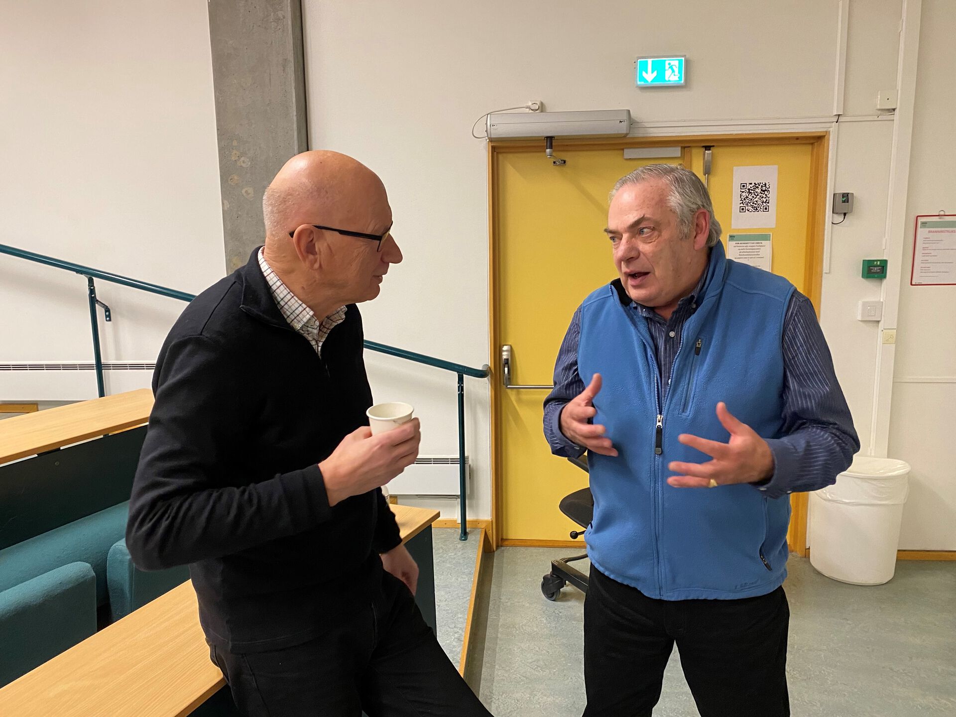 Nærbilde av Jon Helge Lesjø i samtale med en delegat.