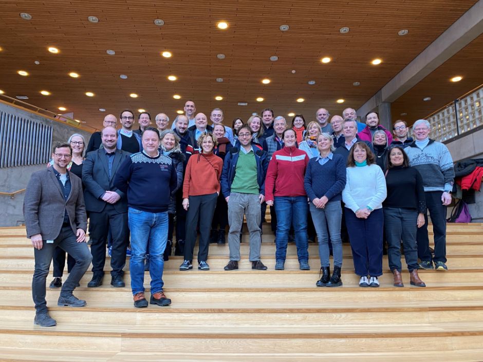 lagbilde av delegatene i amfitrappa inn til Studiested Lillehammer.