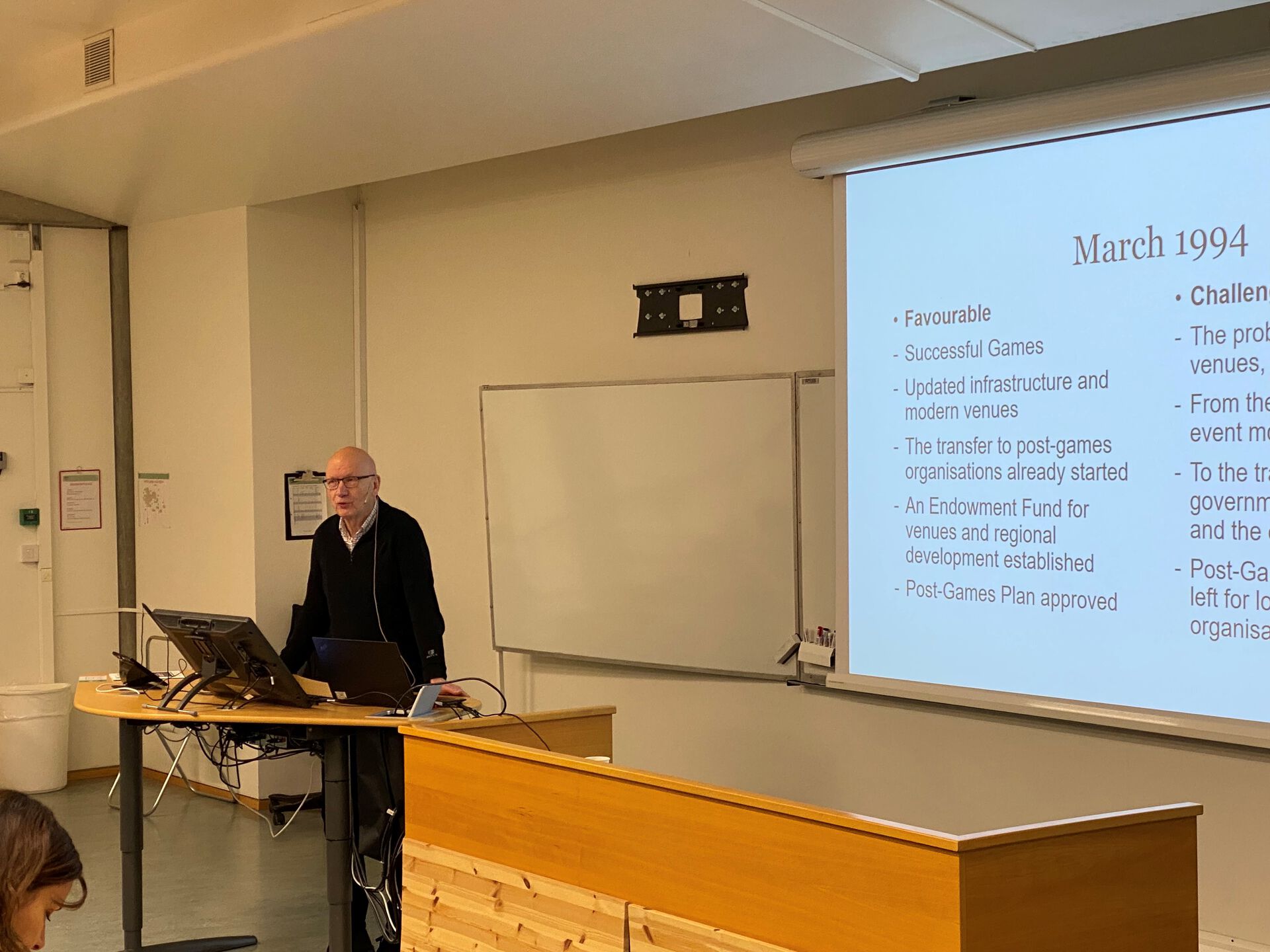 Bilde av professor emeritus Jon Helge Lesjø, som holder foredrag.