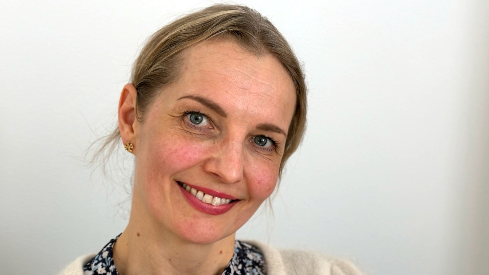 Portrettfoto av Ingvild Jøranli foran en lys bakgrunn