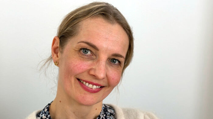 Portrettfoto av Ingvild Jøranli foran en lys bakgrunn