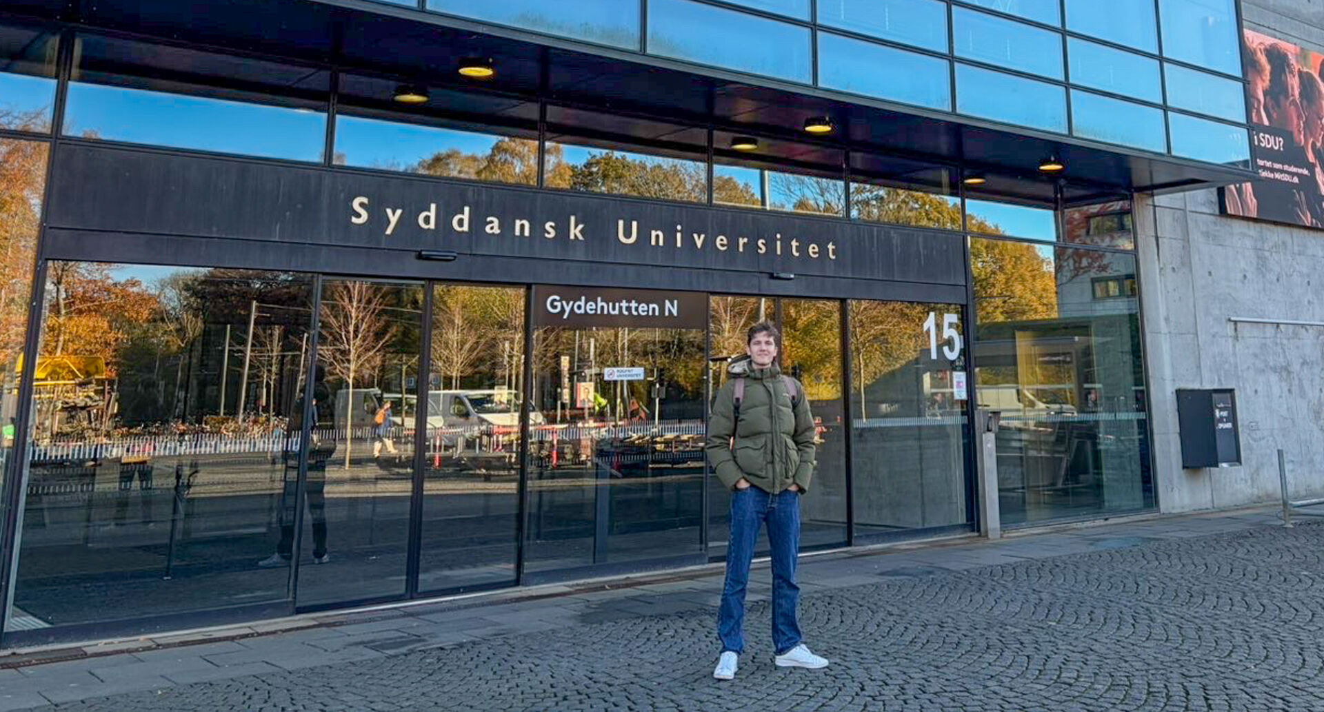 Studentgutt foran inngangspartiet til Syddanske Universitet i Danmark