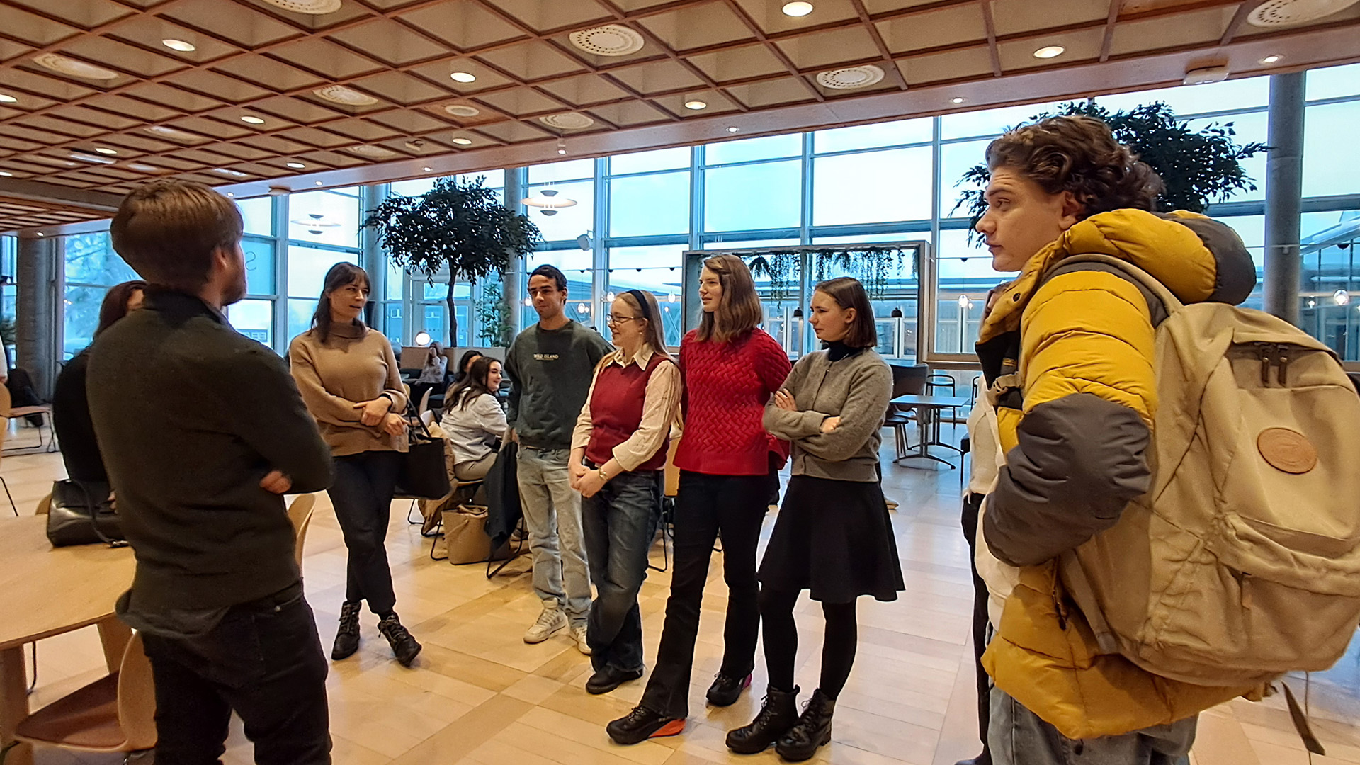 Studenter og ansatte på pfø i diskusjon i kantina