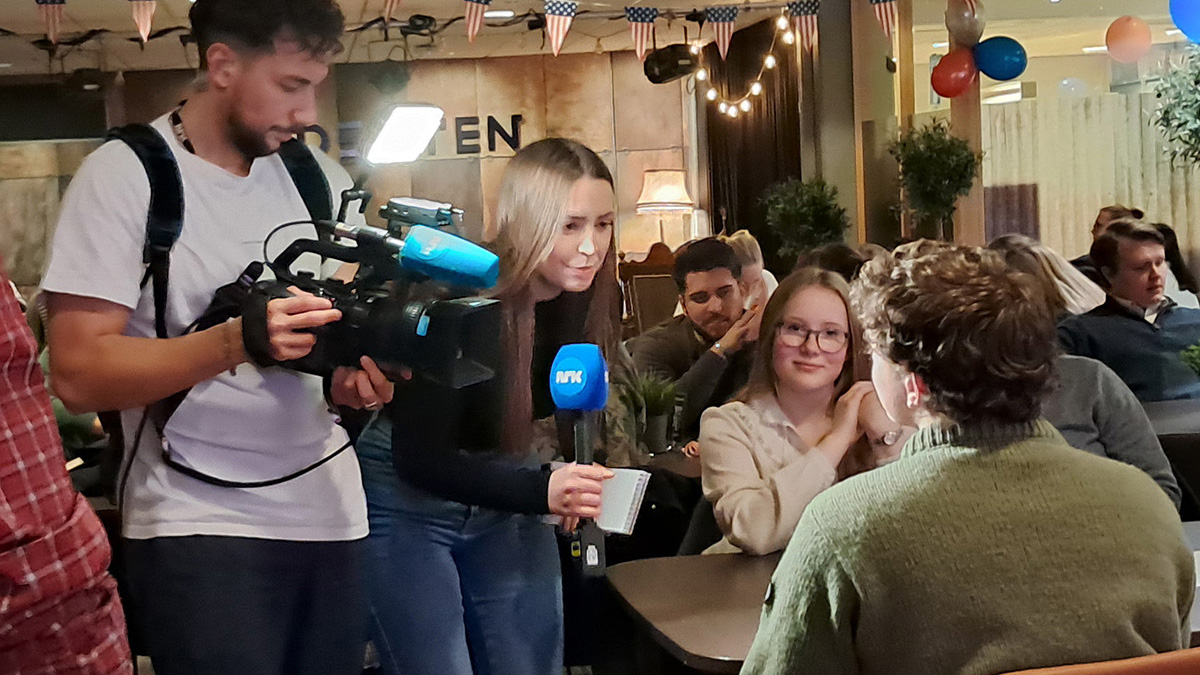Student med ryggen til blir intervjuet og filmet av NRK
