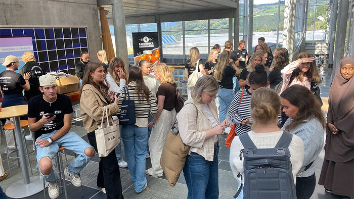 Studenter i foajeen på campus Lillehammer