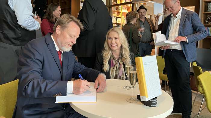 Bilde av Thomas Rønning sittende i "Hollywoodtrappa" på Storhovet