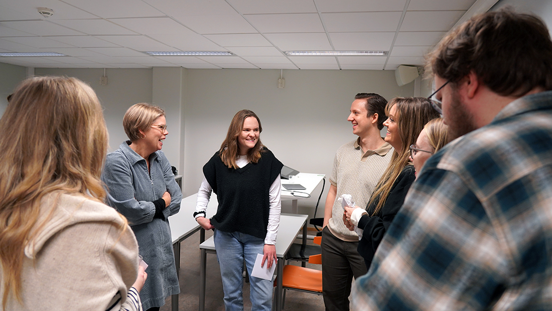En gruppe med studenter som prater sammen. 