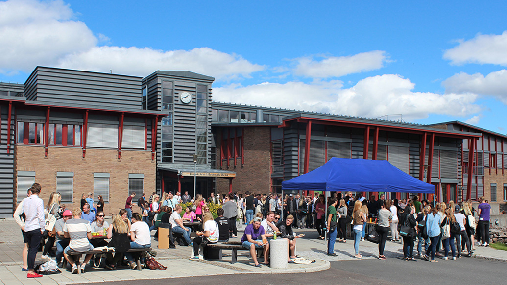 Bilde av studenter utenfor campus Rena
