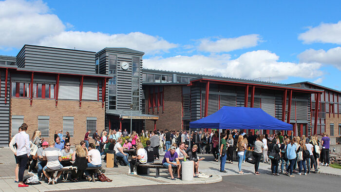 Bilde av studenter utenfor campus Rena