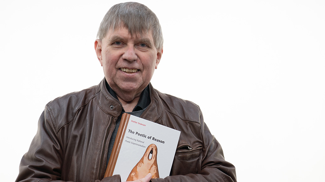 Stefan Snævarr med den nye boken. 