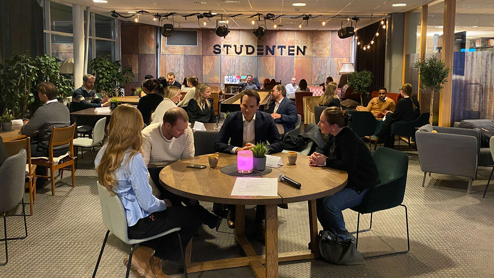 Bilde fra arrangement med personer rundt bord