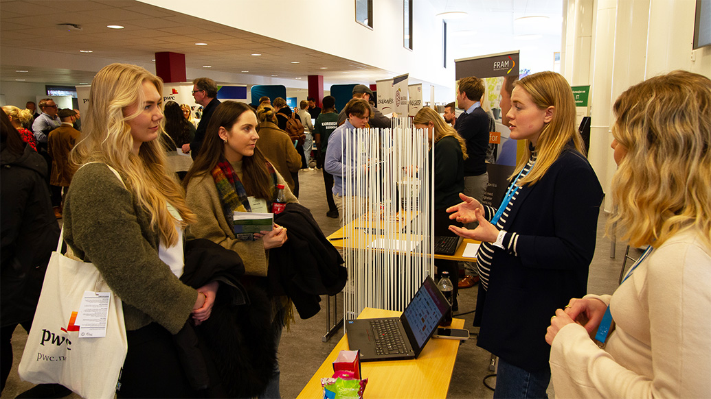 Bilde av studenter som snakker sammen under åpen dag på Rena