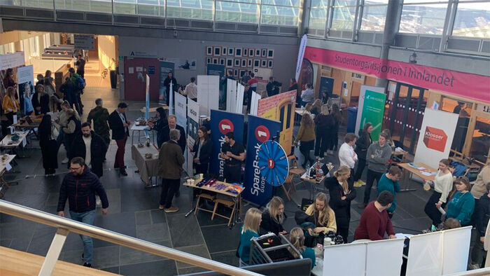 Oversiktsbilde fra foajeen med aktører og studenter fra karrieredagen 2022