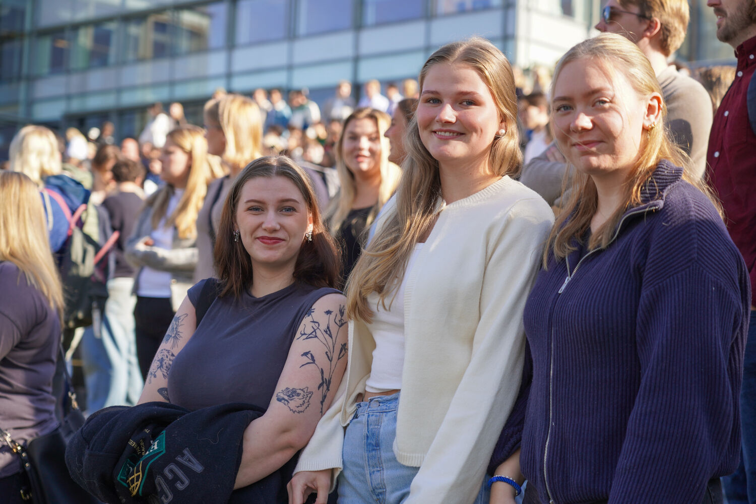 tre jenter ved studiestart på Lillehammer, ser i kamera.