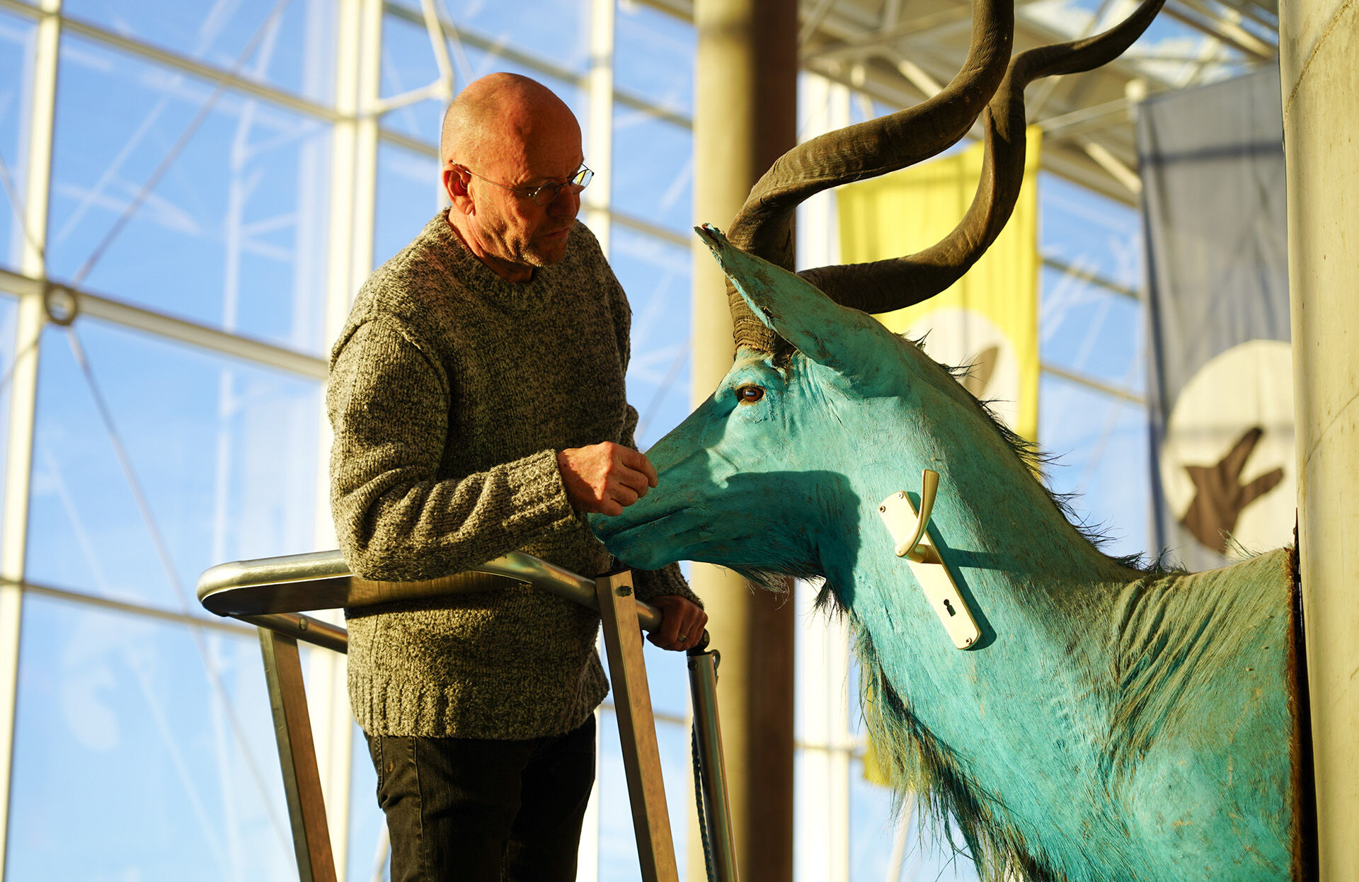 Johannes Rød restaurerer kunst med lift