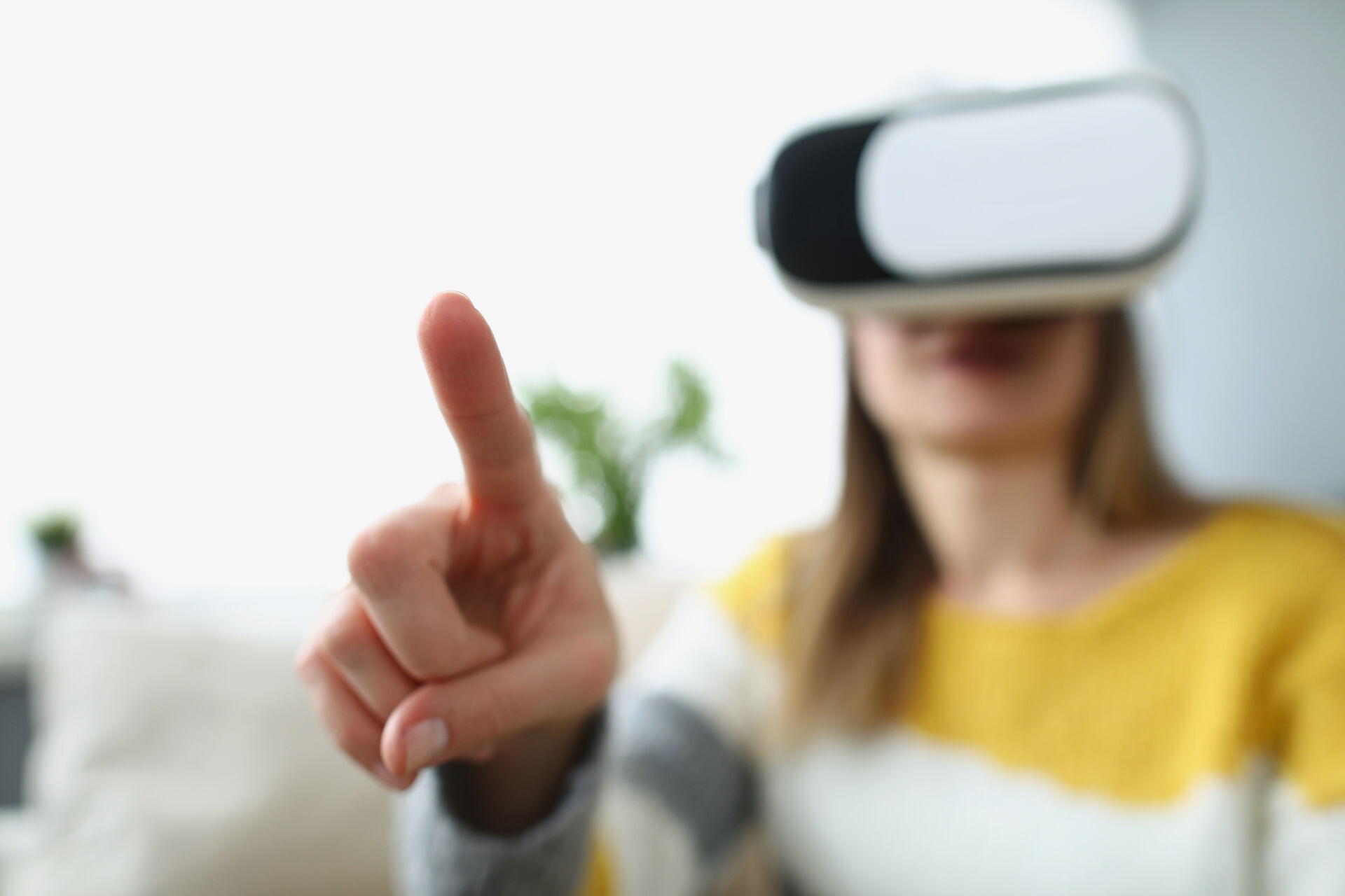 Illustrasjonsbilde av en dame som har på seg et VR-headsett.