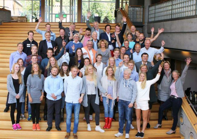 Bildet viser det første kullet av Sport Management-studenter i 2014, med mange prominente gjester: Daværende Leder av Norges Idrettsforbund, Fylkesordføreren, Ordføreren i Lillehammer, representanter for Ungdoms OL, idrettsråd og ulike idrettsklubber, i tillegg til rektorat, vitenskapelig ansatte, og 25 heldige studenter.