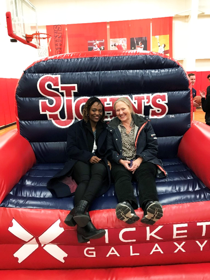 Bildet viser studieprogramleder Trine Løvold Syvertsen som sitter sammen med en kollega ved St. Johns Univeristy i New York, smilende mens de sitter på en stor tjukkas.