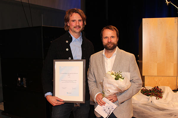 Eirik Grindaker og Gunnar Slettaløkken mottar Utdanningskvalitetsprisen for HINN på vegne av Seksjon for idrettsfag i 2017.