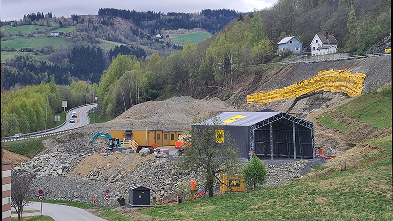 Bildet viser anleggsarbeid med tunellinnslag