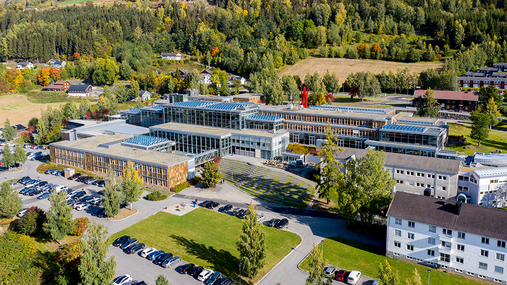 Høgskoleanlegget på Storhove sett fra sør, anleggsområdet ligger rett nord for bygningene og anleggstrafikken vil i stor grad gå vest for bygningene.