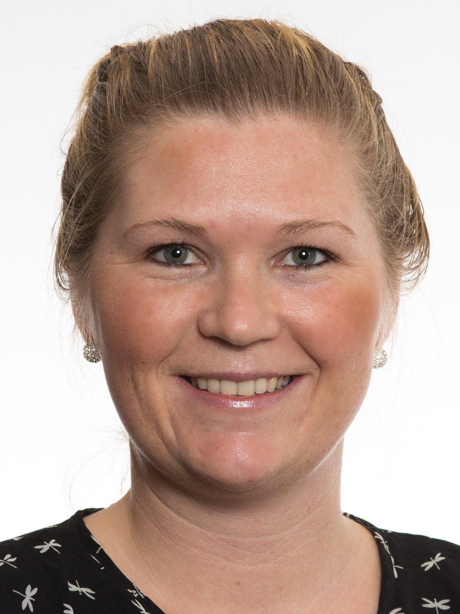 Portrett av kvinne som tilfredsstiller krav til foto til studentkort.