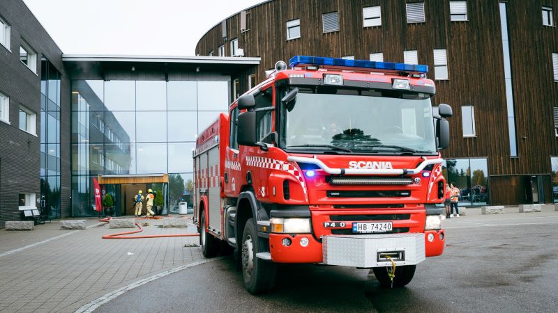 Bilde viser en brannbil utenfor hovedinngangen til terningen arena.