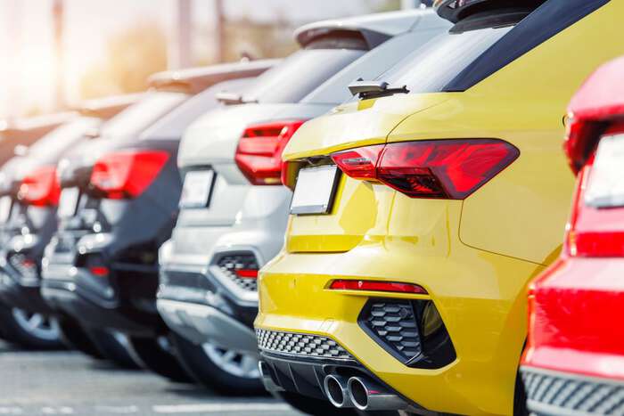 Bilde viser parkerte biler.