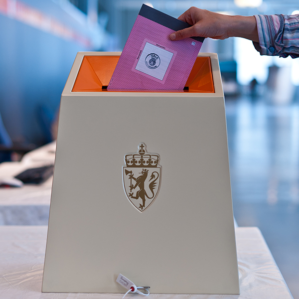 Bilde viser en stemmeurne