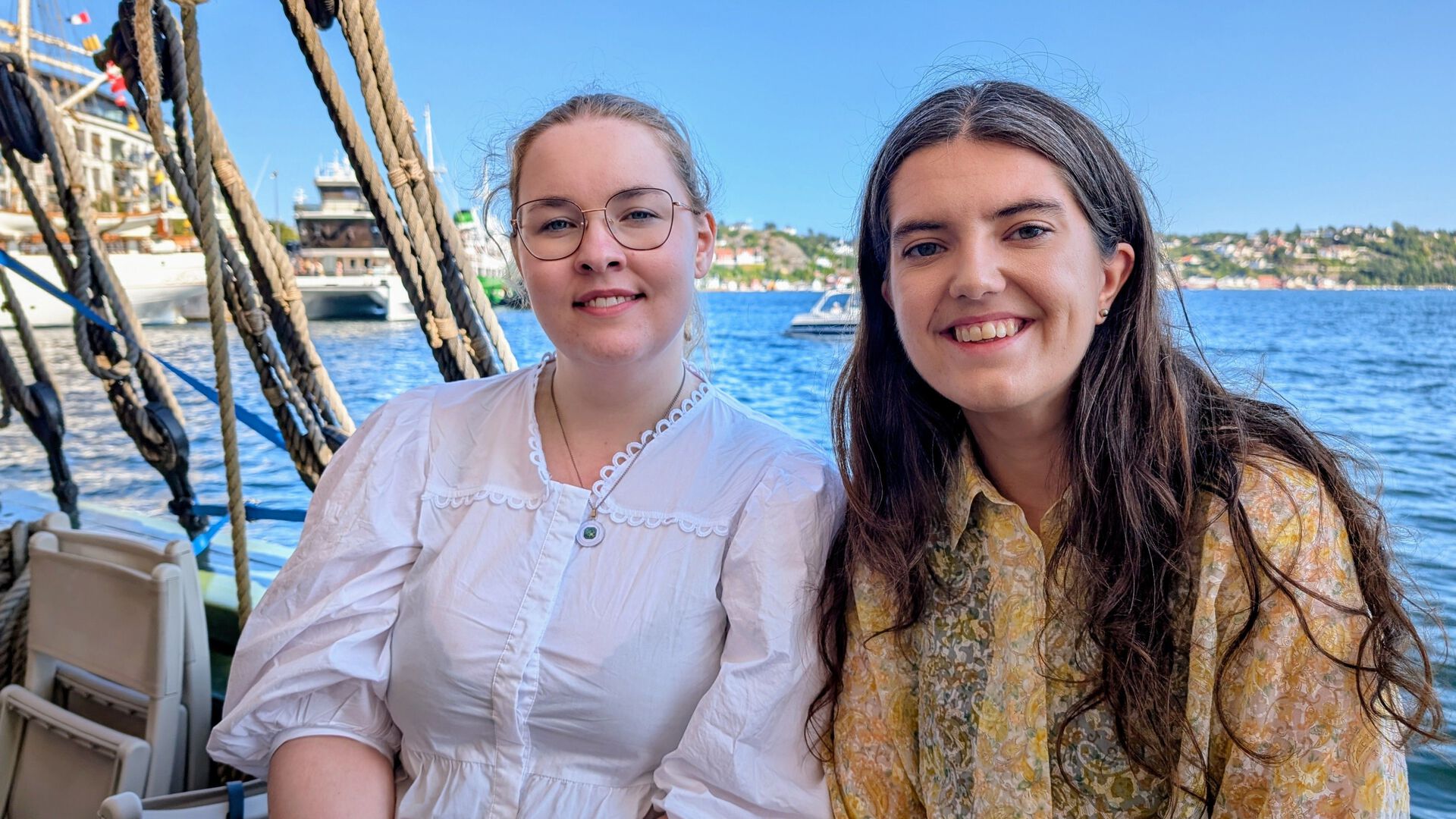 Leder i Lærerstudentene, Joanna Melby Myhre, og leder for studentene i Norsk Sykepleierforbund, Henriette Karlsen Brenna. om bord på Berntine.