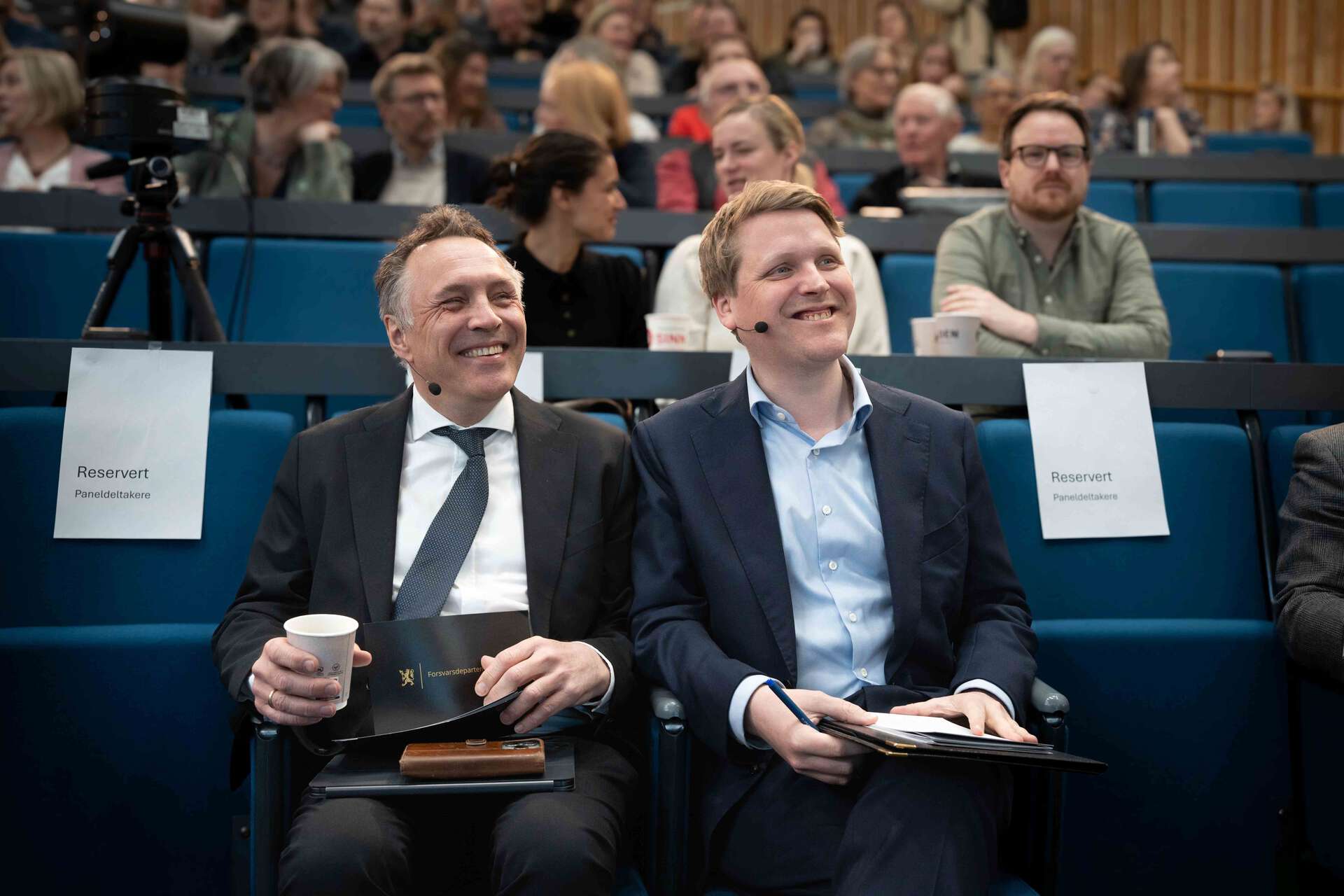 Statsrådene Sandvik og Aukrust sitter i auditoriet.
