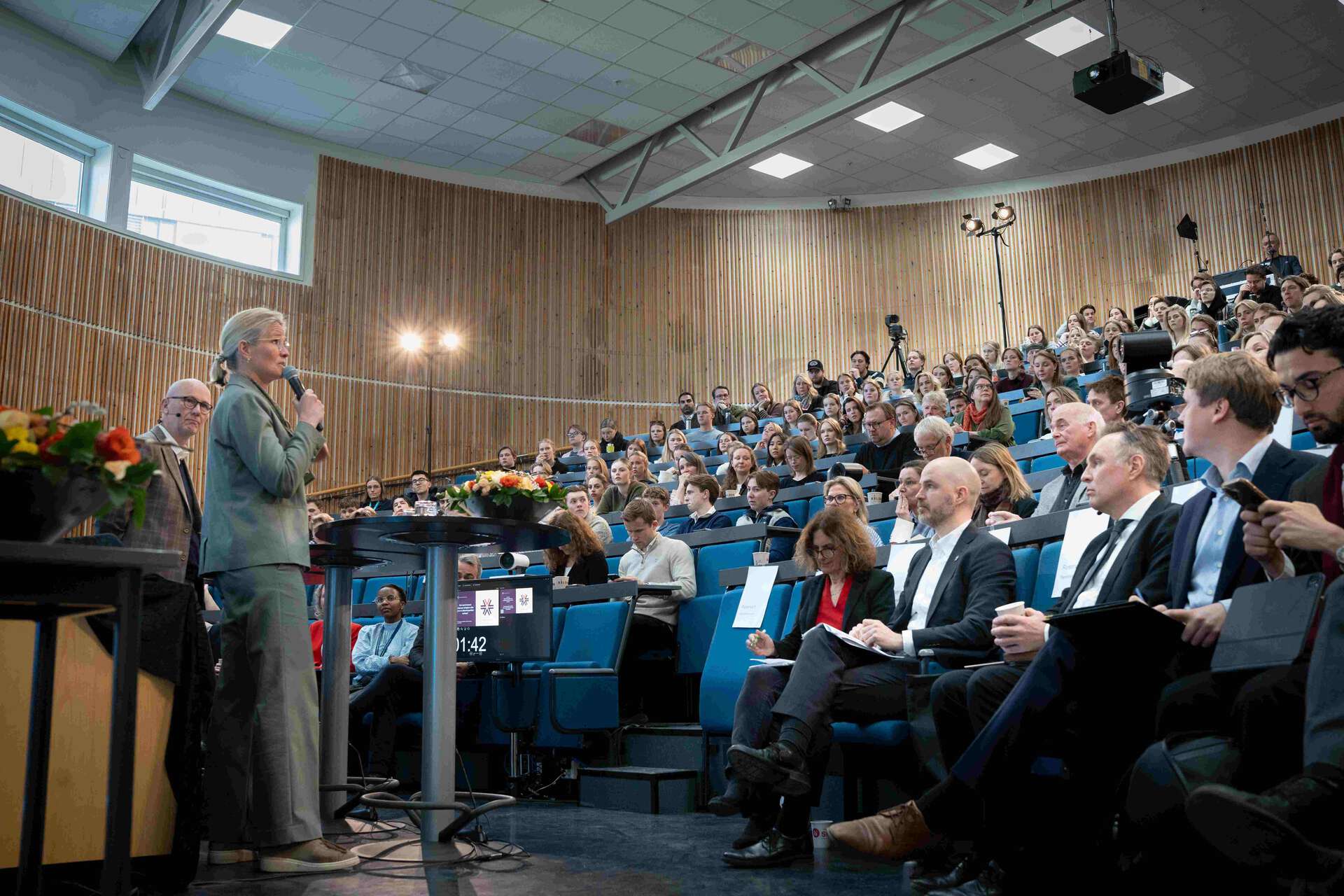 Stine Grønvold og Kai Tore Bakker ønsker fullsatt auditorium 1 velkommen.