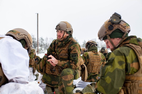 Forsvarspersonell er ute på vinteren med grønne uniformer. Foto: Høgskolen i Innandet