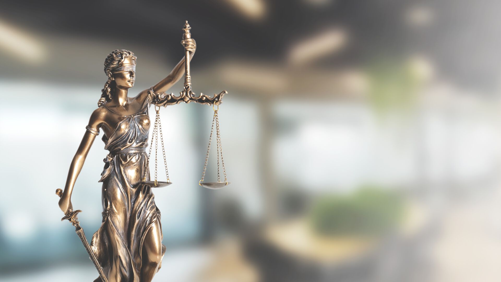 Illustrasjon av Fru Justitia, med paragraftegn bak hver skålvekt