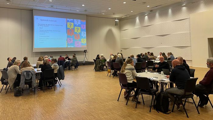 Bilde av deltakerne på alumnisamling for spilleavhengighet