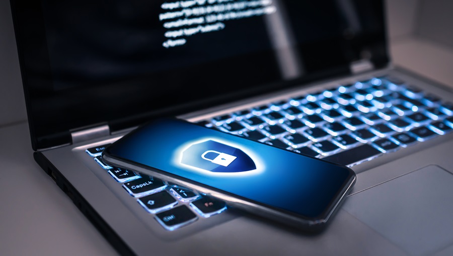Bilde av et tastatur og telefon med lås på for å illustrere datasikkerhet