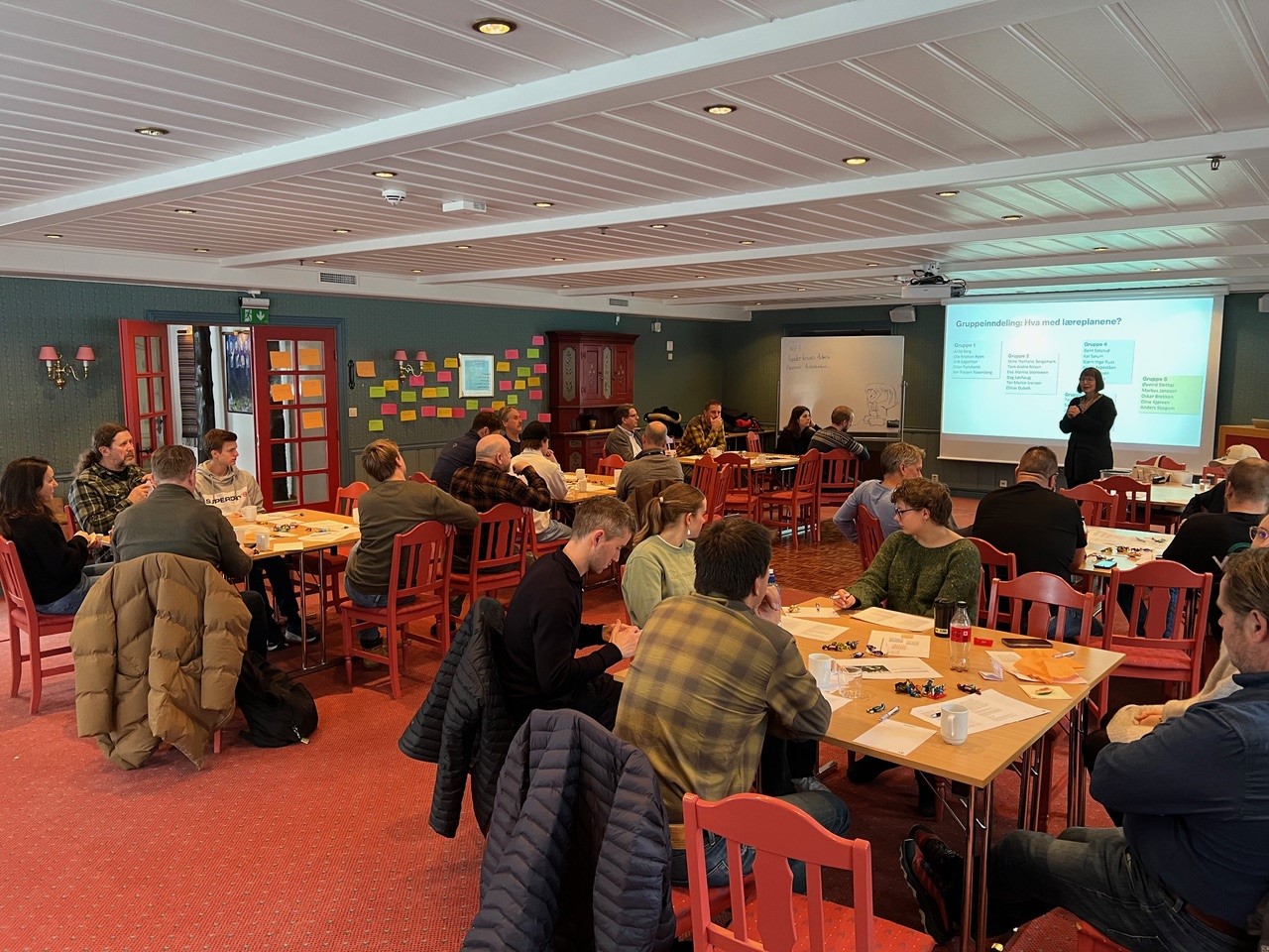 Deltakere på workshop jobber i grupper.