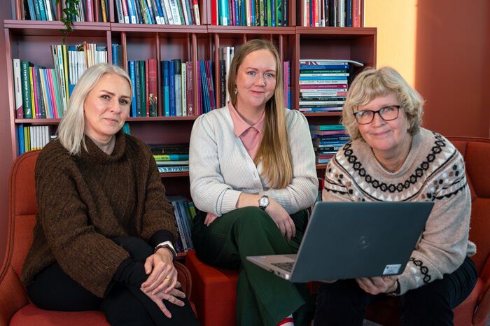 tre av studieveilederne ved SELL som sitter foran en bokhylle, alle ser i kamera, en holder i en PC.