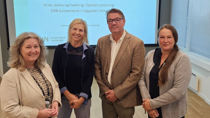 Lene Veraas (f.v.) og Ragnhild Aalstad fra Norsk Vann samt Stig Holen og Linda Vibeke Kiønig fra Universitetet i Innlandet oppstilt foran en skjerm.