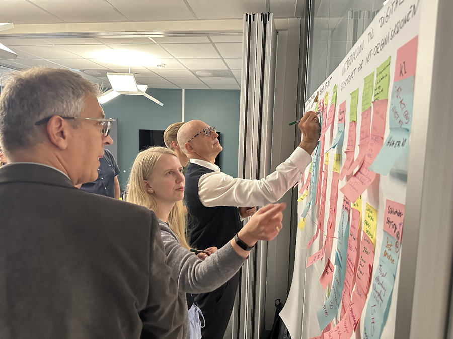 Workshopdeltakere som jobber