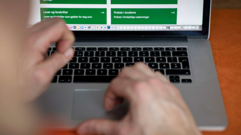 Illustrasjonsfoto som viser to hender på tastaturet på en bærbar datamaskin