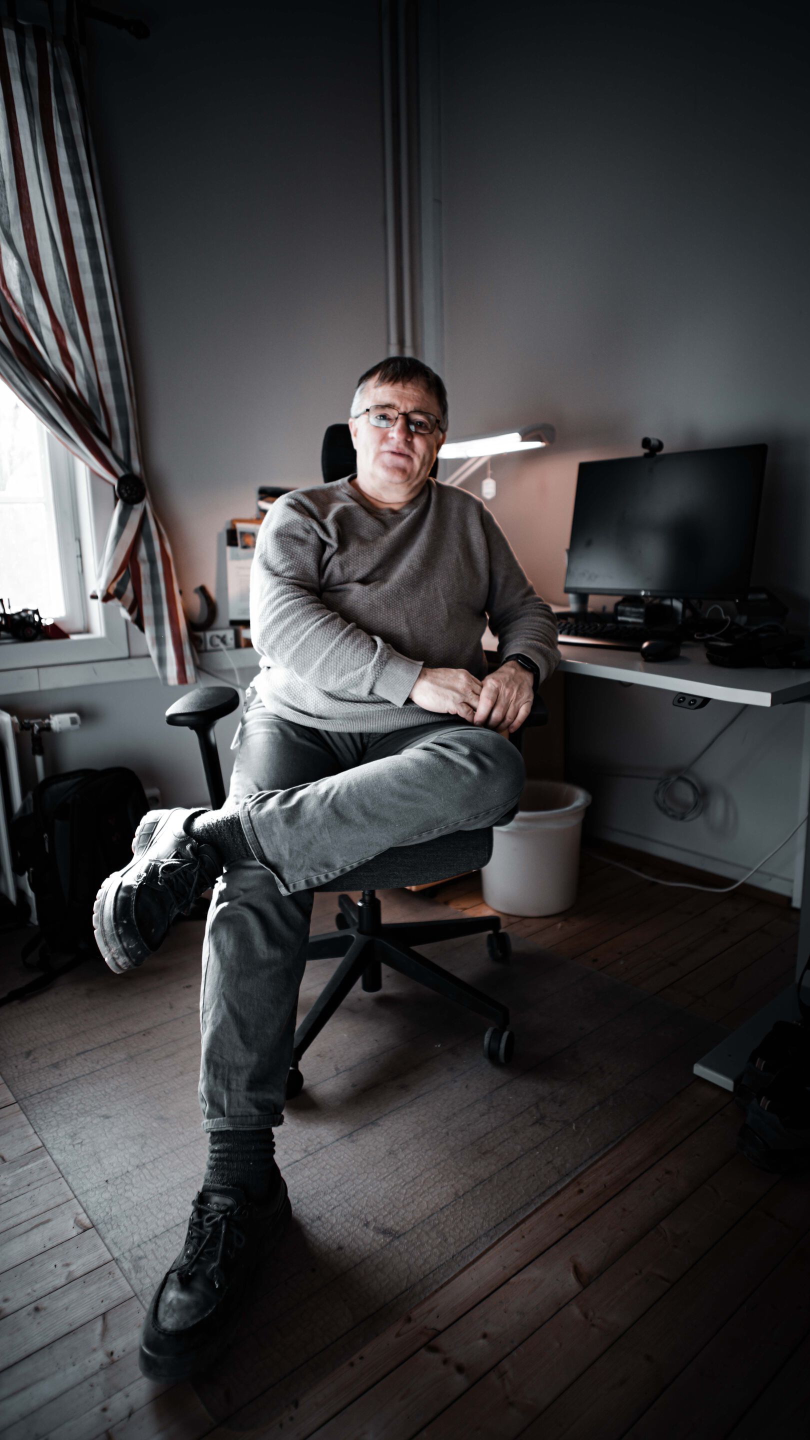 Hans Christian Endrerud sitter på kontoret sitt på studiested Blæstad