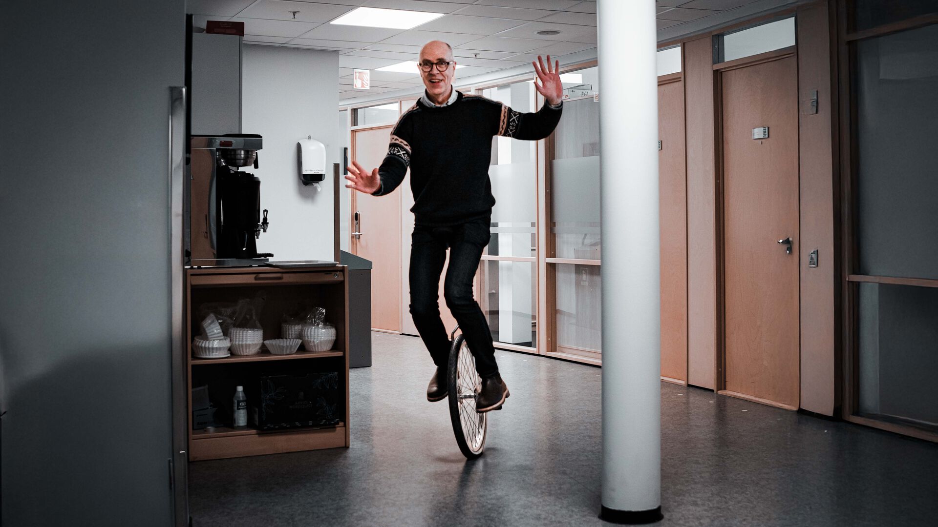 Tor Solbakken sitter inne på kontoret sitt