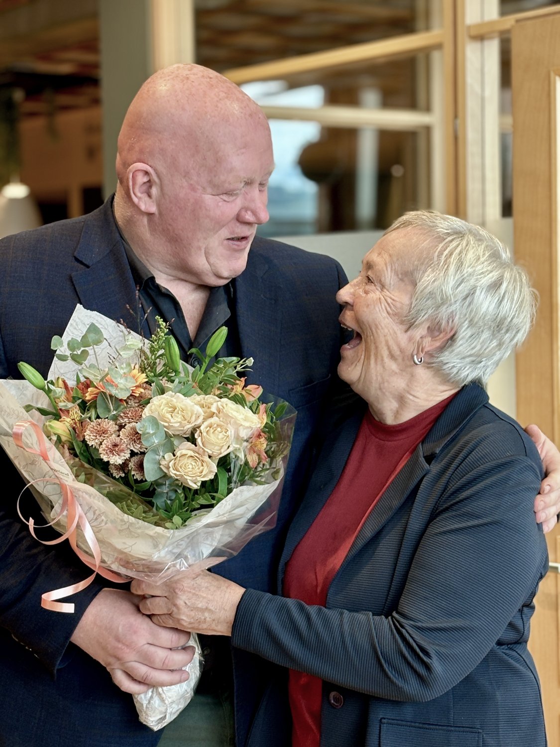 Tidligere rektor Kathrine Skretting gratulerer rektor med vel blåst
