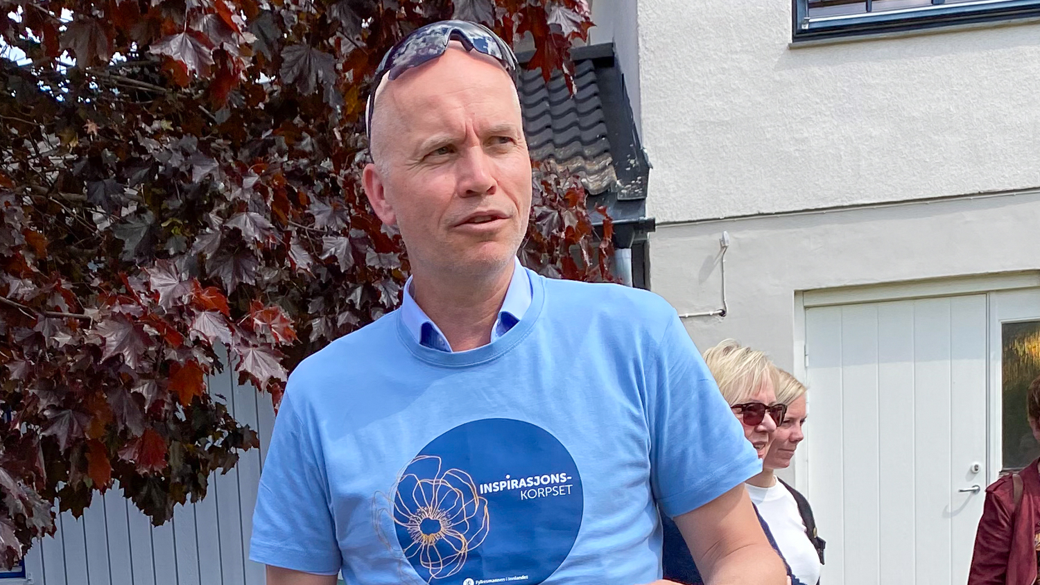 Statsforvalter Sigurd Tremoen med blå t-skjorte ute på en gårdsplass