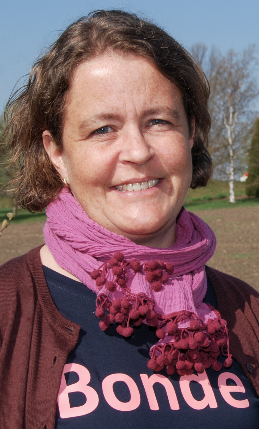 Elisabeth Gjems med bonde-t-skjorte ute på et jorde