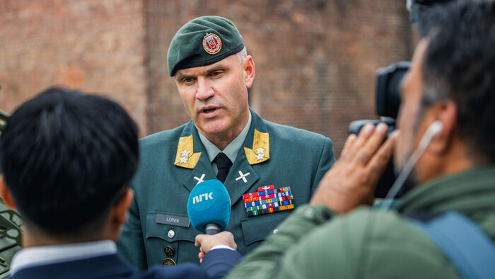 Bilete av generalmajor Lars Lervik under eit intervju med NRK der han har på seg uniform med ei rekkje utmerkingar