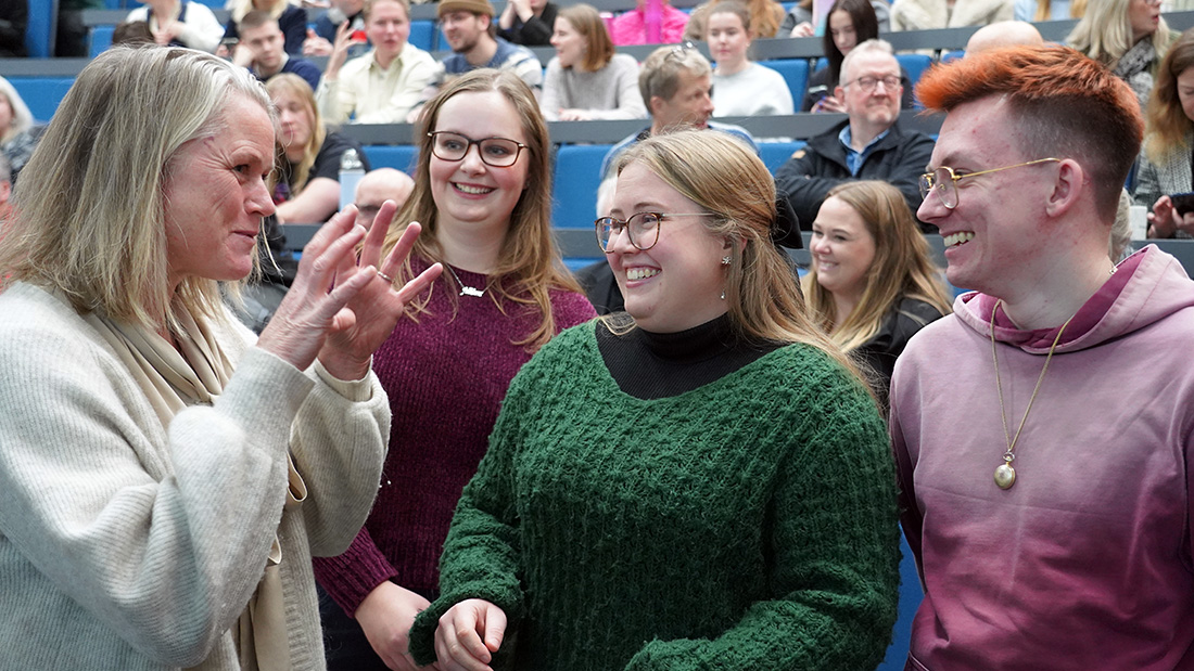 Dekan og studenter. 