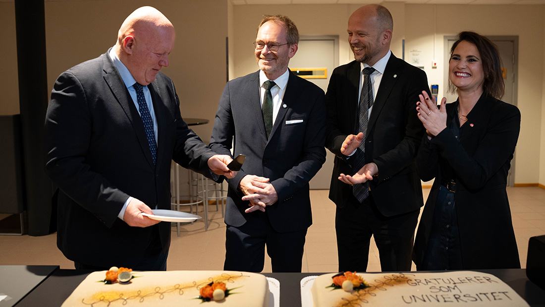 Rektor og tre statsråder med kake.