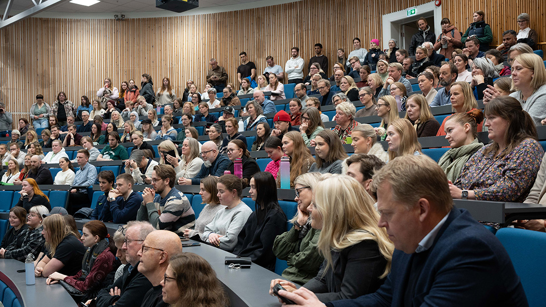 Mange folk i et auditorium. 